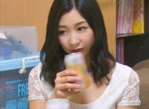 （人妻ナンパ）欲求不満の若妻が男に連れ込まれ自宅で宅飲み！酔いに酔った勢いで肉棒をハメまくるw