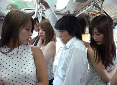 モテナイ君の乗り込んだバスの中はお色気ムンムンの人妻ダラケ！尻と胸を擦り寄せながら勃起させるとハメるだけ！