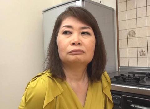（及川さつき）旦那の浮気で離婚した五十路は仕事の現場でAVを知り興味が湧いて女を取り戻す…。