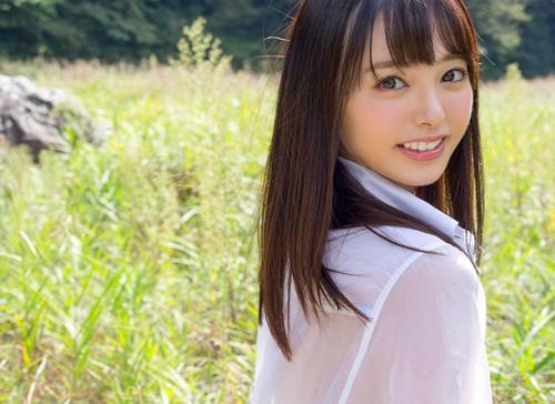 <小倉由菜>19歳の無邪気な優しい女の子が男のチンポをマンコに入れる…可愛すぎる美少女のセックス！
