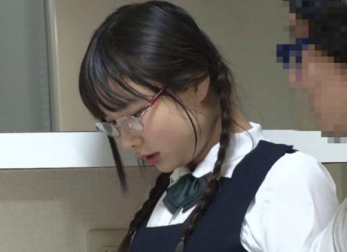 受験前の少女を狙いこっそり媚薬を飲ませる男は母親の目を盗み少女を強引に襲撃！割れ目は濡れまくりイキまくるw