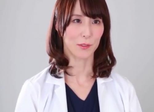 《澤村レイコ》物分かりの悪い女医をソファに座らせ肉棒を強引にぶち込む！