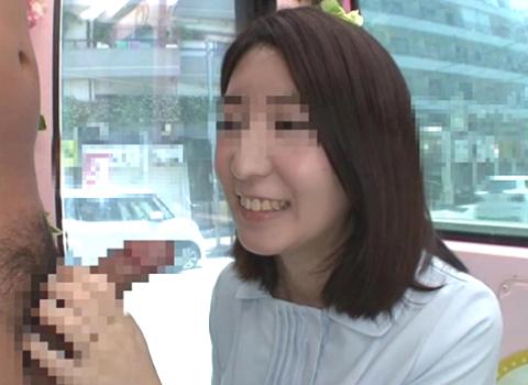 ≪マジックミラー便≫熟女を連れ込みSEX隠し撮り！店の看板娘と2人きりの空間で積極的に絡み合う人妻www