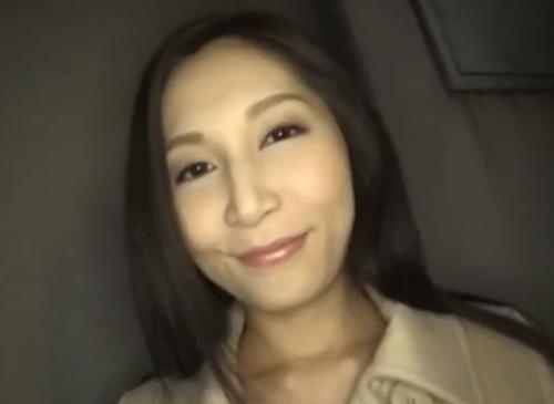 <佐々木あき>スレンダーボディの魅惑溢れる大人の女…コートを開くと全裸でマンコが丸見え！興奮MAXの男w