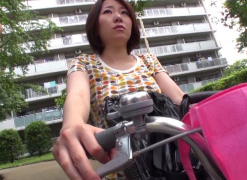 【人妻ナンパ】ママチャリに乗る人妻はサドルで感じてるのか！ナンパしたら他人の肉棒で喘ぎまくるw