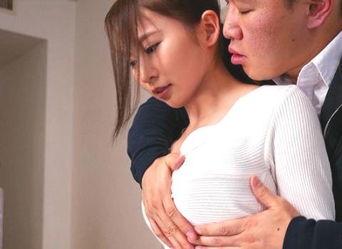 （巨乳）目の前に迫る着衣巨乳…思わず鷲掴みしたくなる大きな乳房は男の肉棒を刺激する…。