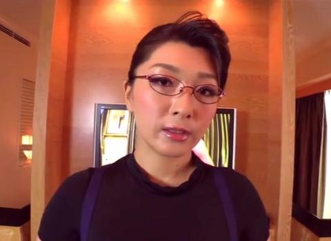 ≪鮎原いつき 四十路≫メガネフェラ淫語を放ちながら雌でスケベ過ぎる美熟女が淫悟を連発…。