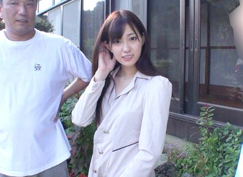 （人妻）友人らに頼んでドキドキハラハラ寝取らせ温泉旅行！旦那の前でイキまくる妻…。