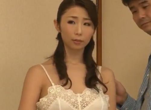<篠田あゆみ>母親の筆下ろしが義務化された世の中だが母親のマ〇コに息子のチ〇ポをぶち込むと想像以上の快楽が…