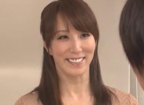 飲食店のマドンナ的存在の美熟女と2人きりのチャンスが来た男は我慢出来ずにバイブを出す…。
