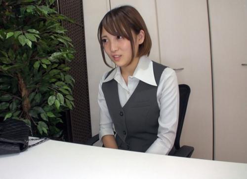 <広瀬うみ>きれいな形のお尻に黒いパンストで男の肉棒を弄りまくるOLの美脚…