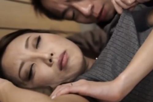 酔って寝てしまった人妻ほど魅力的なものは無い…スカートをめくり熟れたカラダを官能する…。