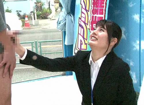 SOD女子社員 制作部 入社1年目 AD 佐藤カレンがマジックミラー号の中でお願いされると…