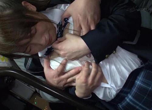 満員バスでひときわ目を引く大きな胸の女子校生大きくなり揉みごたえのある乳房を卑猥な痴漢師が頂くと…。