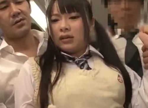 電車の中で男に囲まれ媚薬をたっぷり塗りこまれ発情しまくる女子高生！ガクガクになりながらもチンポ求めるw