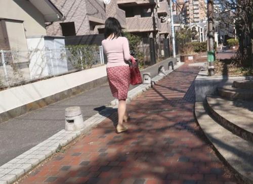 【レイプ】男達におばさんが連れ去られ無残に肉棒を突かれまくり汚される熟女…
