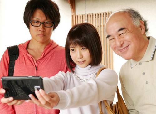 <戸田真琴>夫と義父の3人で温泉旅行…仲良し家族と思いきや媚薬を盛られ義理のオヤジのチンポを挿入！近親相姦セックス