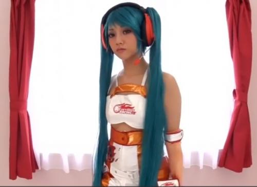 <みづなれい>マイクを肉棒に換えて絶頂する淫乱コスプレイヤーのお姉さん！