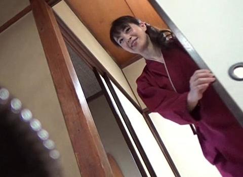 （NTR）美人な仲居さんがいると評判な旅館で口説いて即ハメ！欲求不満な熟女は喘ぎまくるw
