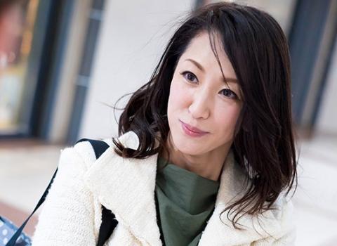 （人妻ナンパ）熟れて程良く脂の乗った美熟女が肉棒挿入しながらもおもちゃをクリに充てながら絶頂しまくるw