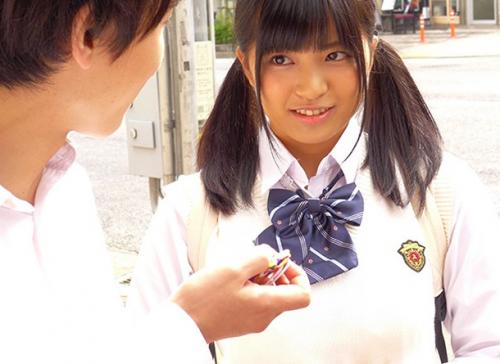 《根尾あかり》健康的な小麦色の女子高生が修学旅行の布団の中でイチャラブSEX！