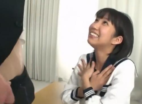 <湊莉久>海外のペニスをしゃぶり精子を飲む制服を着た美少女！喉奥までブチ込まれザーメン飲む…