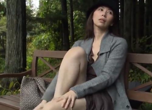 《翔田千里 FAプロ》変態すぎる美熟女が汚れた公衆便所でマンコを弄り土木工事してる男の肉棒を挿入…