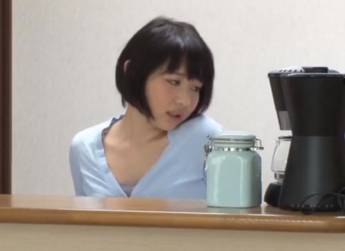 （人妻）パンチラ見せまくり発情する若妻…我慢出来なくなった男は肉棒差し出すがそんな中で夫が帰宅…声を殺しSEX…。