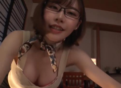 <深田えいみ>至近距離で囁かれながら彼女を横にチンポはフル勃起！マンコ開き肉棒挿入w