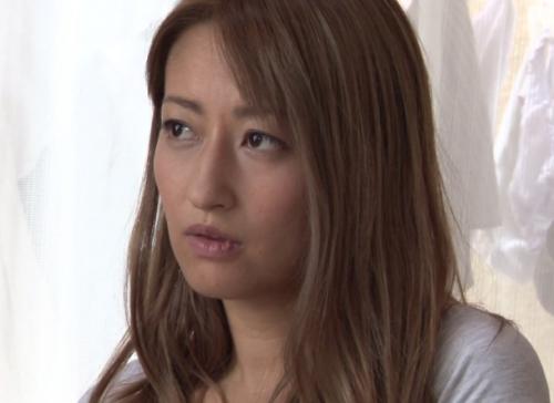 欲求不満のおばさんの下着を取る男の子を捕まえて勃起する肉棒に女の部分が目を覚ます…。