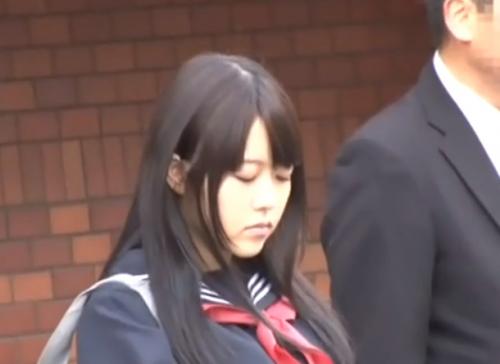 《満員バス》ひときわ目を引く大きな胸の女子校生に車内で興奮した男はし制服越しに発育中の巨乳を揉み…