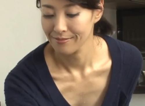 <谷原希美>母親のパックリ開いた胸元から滴る汗…興奮と欲望が息子の肉棒を狂わせ近親相姦！