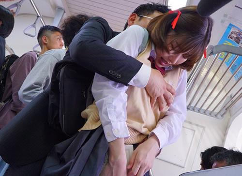 <深田えいみ>父親の年齢よりも年の離れた中年男に痴漢され処女を奪われる…