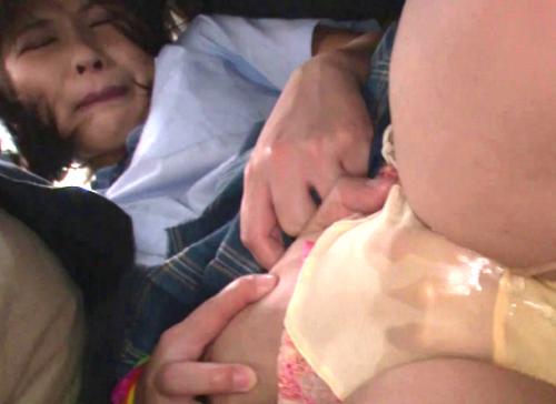 満員電車に揺れながら痴漢に合い大量失禁！濡れに濡れまくった美少女JK…