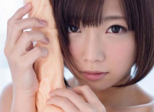 <紗倉まな>お口の中にチンポが入っていないと我慢できない卑猥な淫口の美少女…