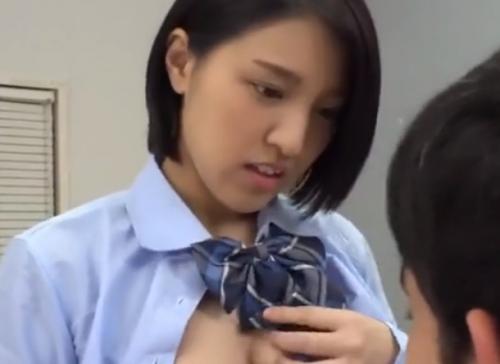 <女子高生>教室で掃除してたら彼女の友達のパンツ見て興奮してたらチンポハメてきたw