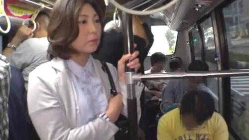 まさか自分がターゲットになるわけないと思っていたおばさんに伸びる痴漢の手。恥ずかしさもあり大きな声も出せず拒むが尻や股間を大胆に触ってくる手、尻に押し付けられる勃起チ○ポなどの責めに、いけないと思いながらも濡れてくる股間から溢れる愛液。抵抗もむなしくバックから挿入され感じつつも声を出さないように我慢するが…。