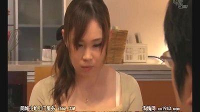 【 人妻熟女】 亭主関白な夫を持つ美紀は、娘夫婦と同居を始めた後も夫のきつい・・・