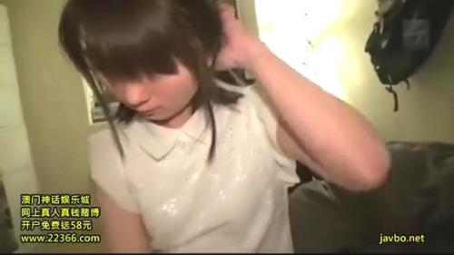 【 ハメ撮り】 みたらビックリするほどのピンク乳首で反応も上々。ピュアなマンコに肉棒入れてやると可愛い声でアエぐの・・・