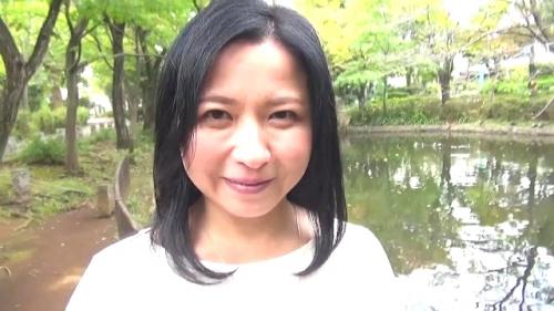 ホテルに入ると奥さんは極度の緊張状態だが、アソコはすでにヌルヌル。ふくよかな胸をさわると、切なげ・・・
