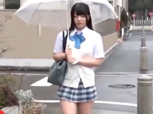 《制服娘が悪戯されちまうぜ(^^♪》梅雨のジメジメ季節にむっちりキュートと電車?バスで密着しちまえば事故発生だよんwwwwww