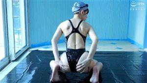 あおいれなのキレイすぎるスレンダーボディーに競泳水着姿がエロすぎ！