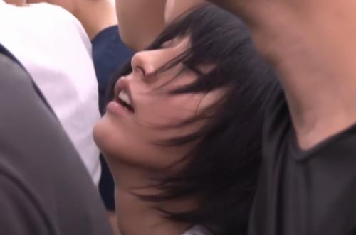 【阿部乃みく】満員電車で痴漢師に膣内にローター入れたまま肉棒ハメられ膝ガク絶頂イキする美少女JK