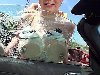 車の窓ガラスに胸を押し当て股間をグリグリ弄られる　その時にガラスで揺れるオッパイが妙に唆ります（笑）　