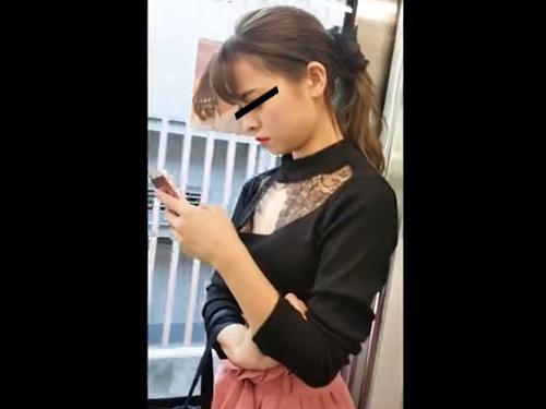 【胸チラ】これはスゴイ！乳首にあるホクロまでくっきり♪乳首盗撮