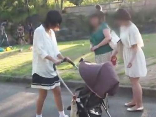 ベビーカーを押す子育てママに謝礼を渡してリモバイで歩かせる羞恥プレイ