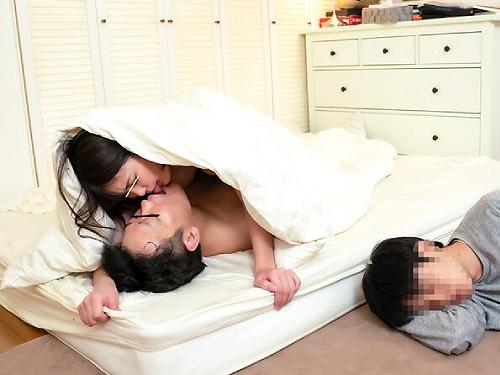 「中に出しちゃダメっ♡」親友が寝ている横で親友の彼女と布団に潜ってバレないようにスローセックスで寝取る