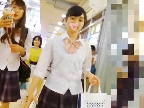 【パンチラ】夏服制服の爽やかJKちゃんのサテンパンツを逆さ撮り！