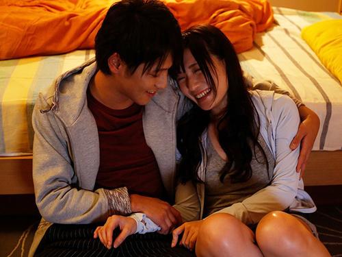 ゲーム中の彼が眠ている彼女を起こして無理やりゲームに参加させチンポ握らせSEXまでする勝手な男w