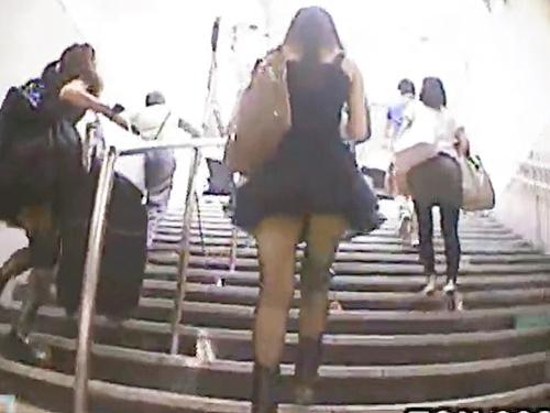 【パンチラ】駅の階段でミニスカOLを次々に逆さ撮りでパンツと美脚を盗撮！